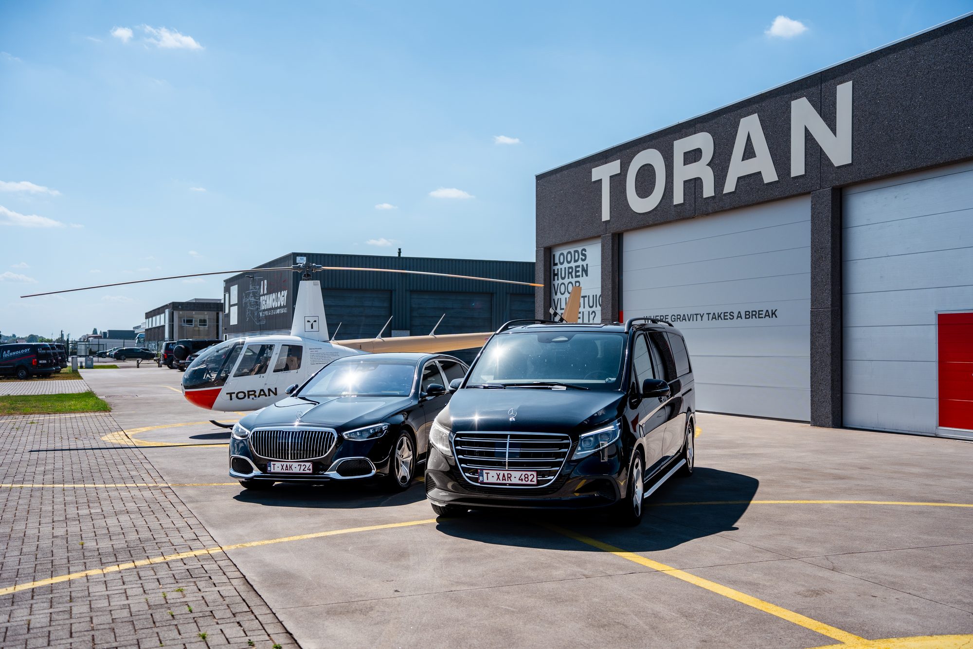 Het team en de wagens van Snel Luxury Transport